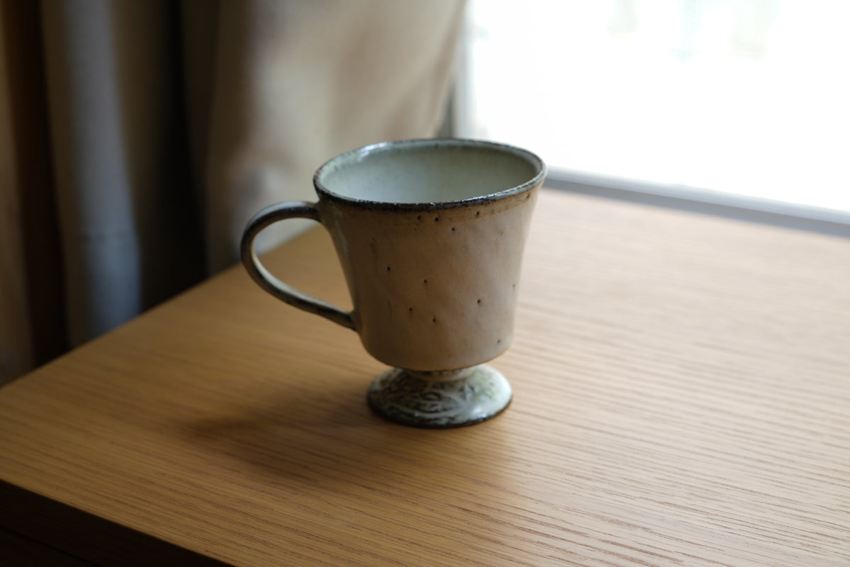 平井悠一 - 陶工房つばめ | 足付きコーヒーカップ / 刻花