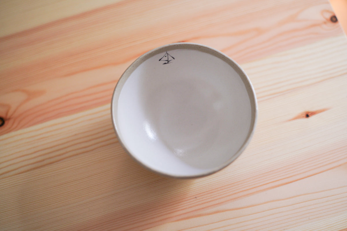 工房kuromiya | 白化粧色絵 ご飯茶碗 / かもめとヨット