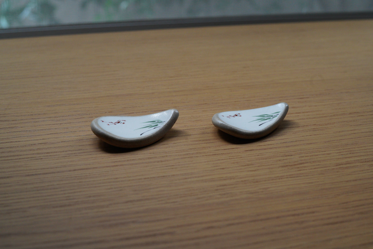 工房kuromiya | 白化粧色絵 箸置き / 柳にカエル