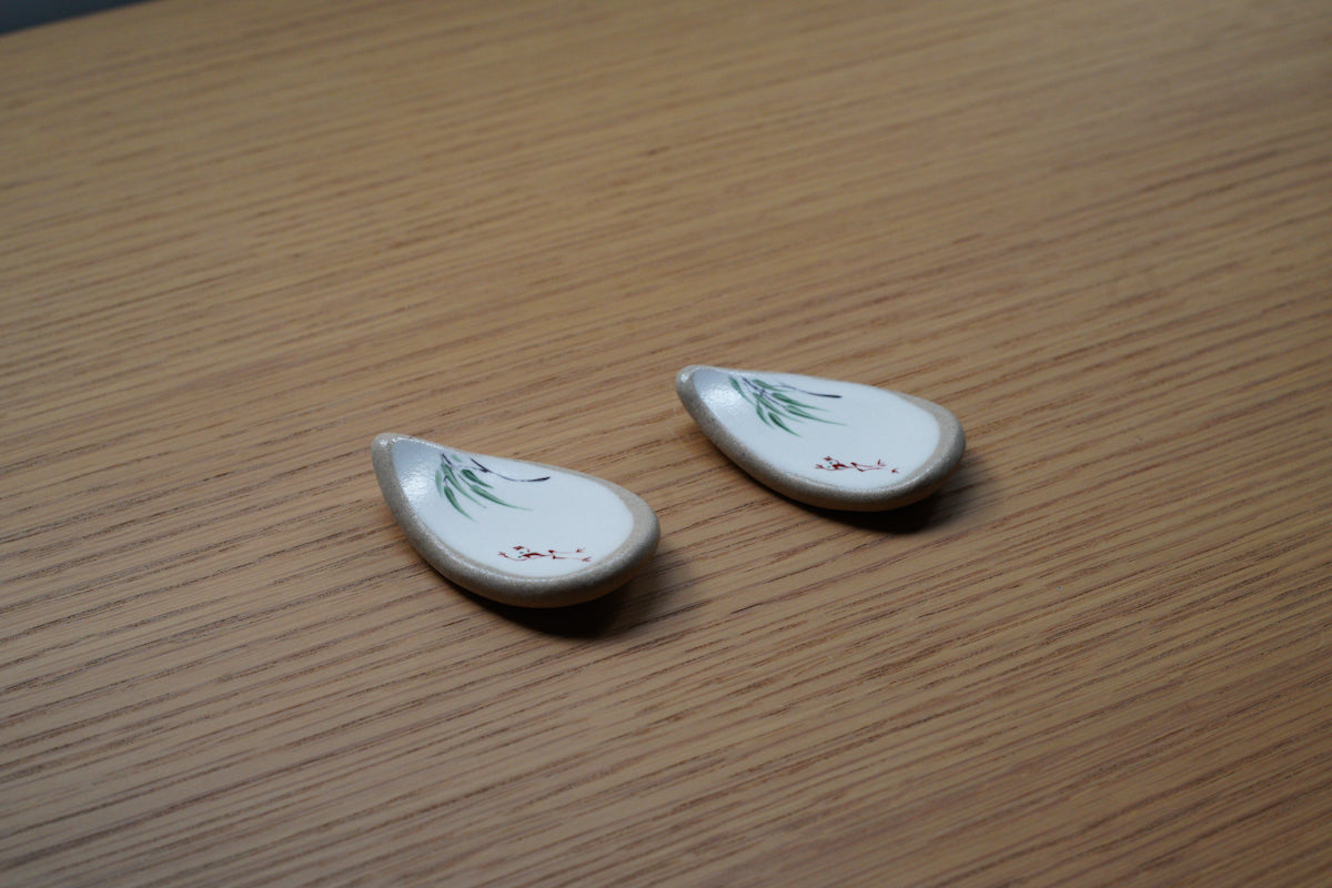 工房kuromiya | 白化粧色絵 箸置き / 柳にカエル