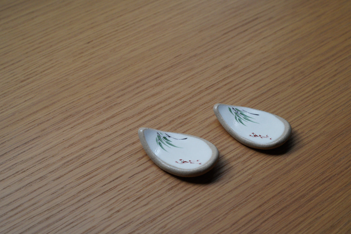 工房kuromiya | 白化粧色絵 箸置き / 柳にカエル