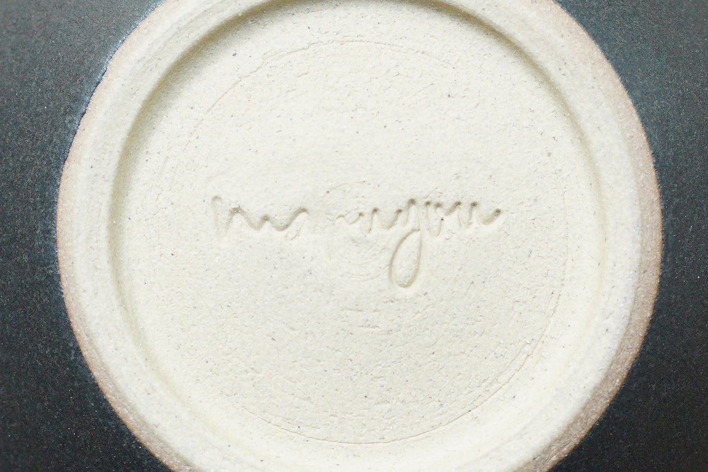 陶房マルヨウ | たっぷり入るスープカップ / 黒