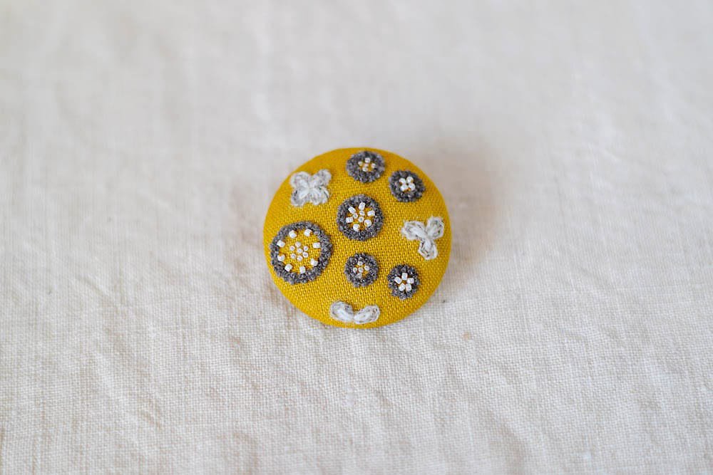 菅間岬 - soji | ウール刺繍ブローチ - いつかの宝探し