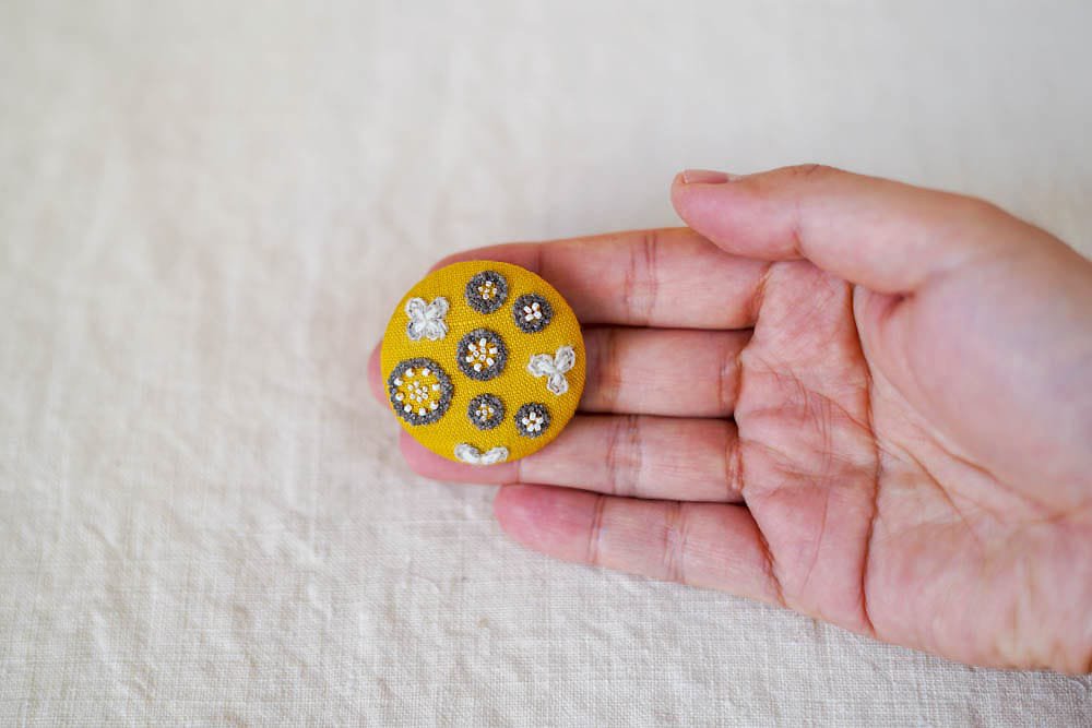 菅間岬 - soji | ウール刺繍ブローチ - いつかの宝探し