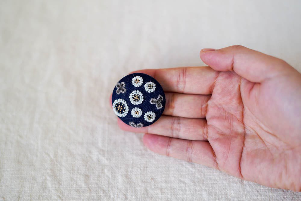 菅間岬 - soji | ウール刺繍ブローチ - いつかの宝探し