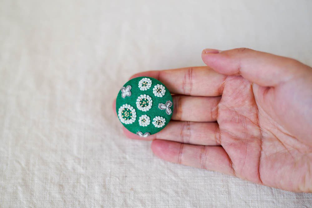 菅間岬 - soji | ウール刺繍ブローチ - いつかの宝探し