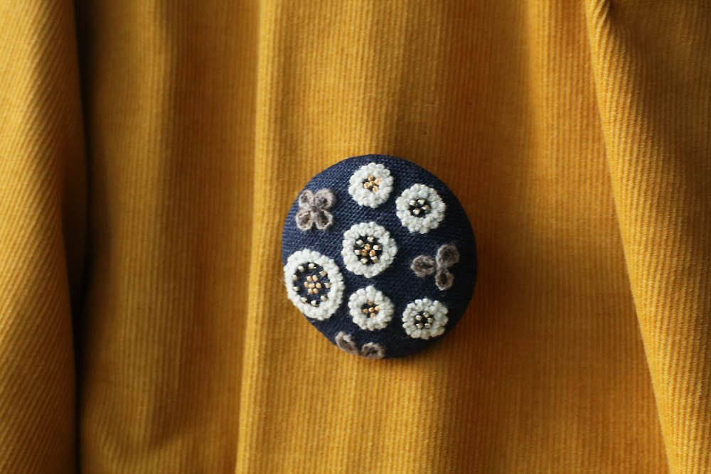 菅間岬 - soji | ウール刺繍ブローチ - いつかの宝探し