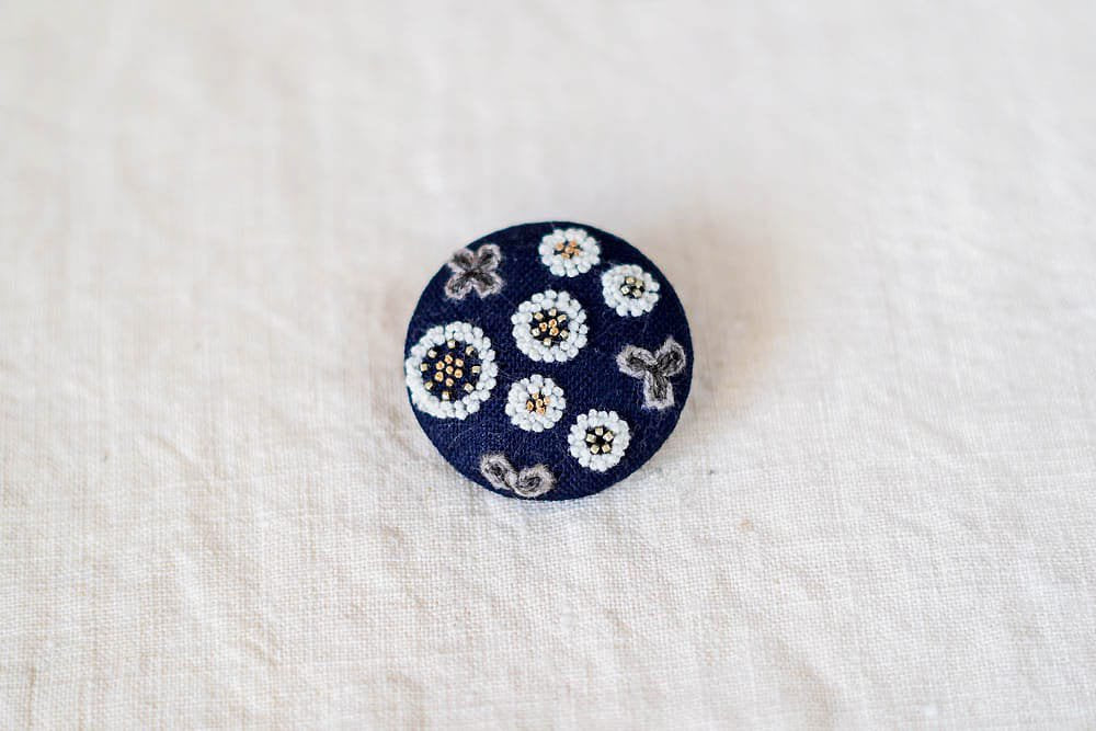 菅間岬 - soji | ウール刺繍ブローチ - いつかの宝探し