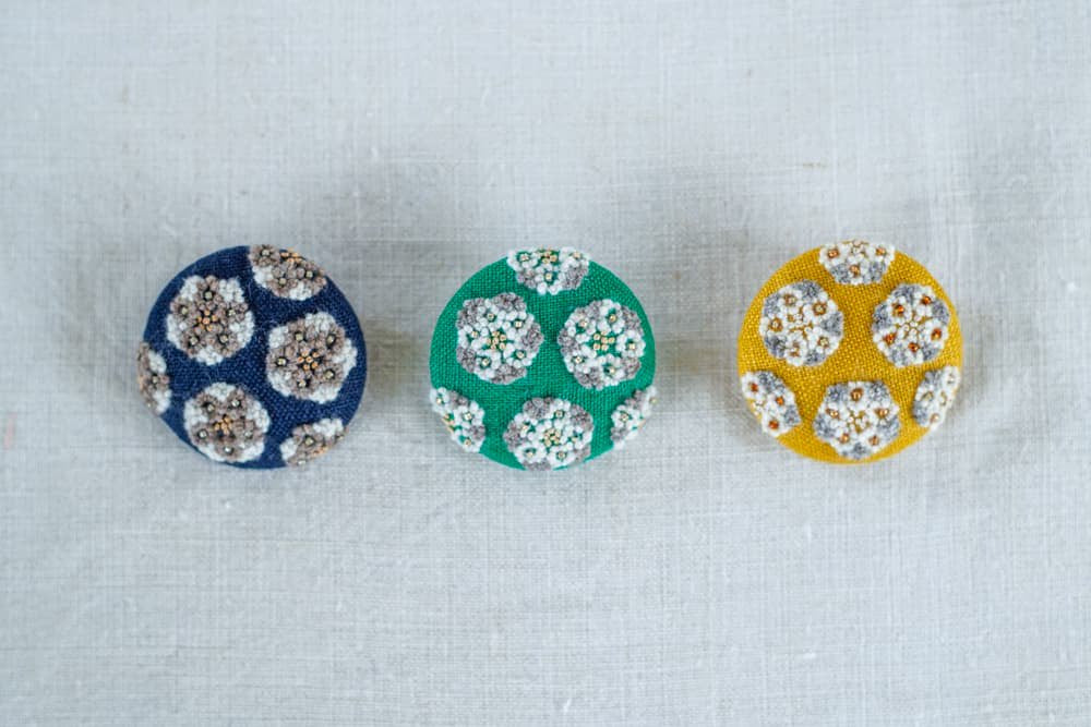 菅間岬 - soji | ウール刺繍ブローチ - 小さな花の集い