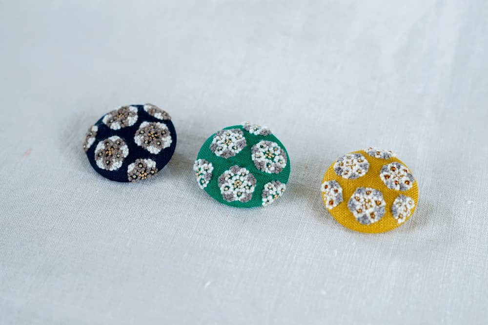 菅間岬 - soji | ウール刺繍ブローチ - 小さな花の集い