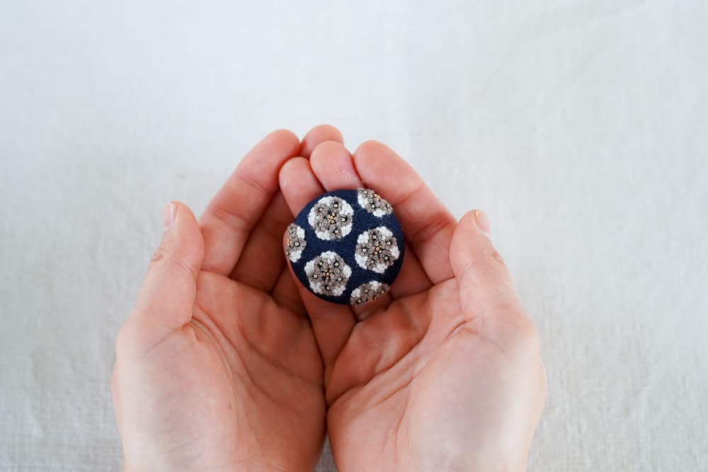菅間岬 - soji | ウール刺繍ブローチ - 小さな花の集い