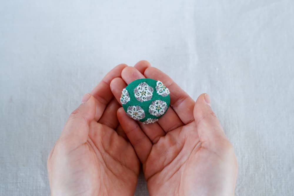 菅間岬 - soji | ウール刺繍ブローチ - 小さな花の集い