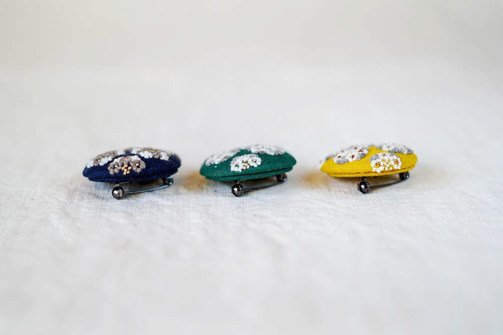 菅間岬 - soji | ウール刺繍ブローチ - 小さな花の集い