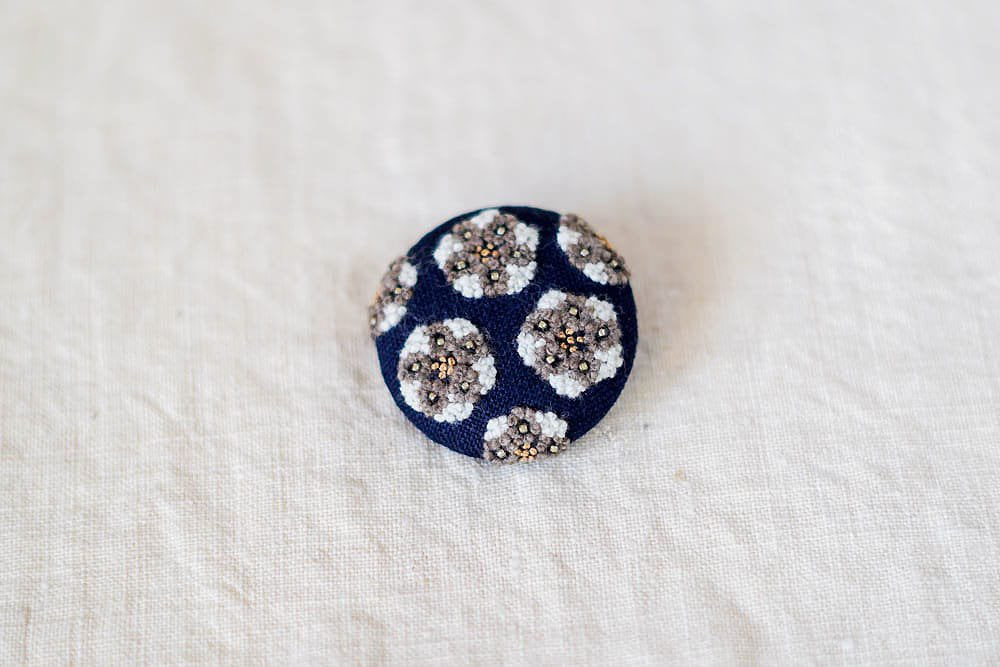 菅間岬 - soji | ウール刺繍ブローチ - 小さな花の集い