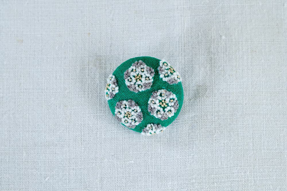 菅間岬 - soji | ウール刺繍ブローチ - 小さな花の集い