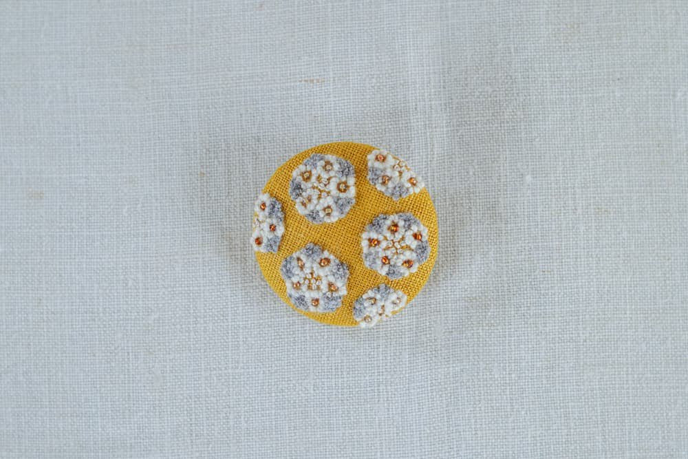 菅間岬 - soji | ウール刺繍ブローチ - 小さな花の集い