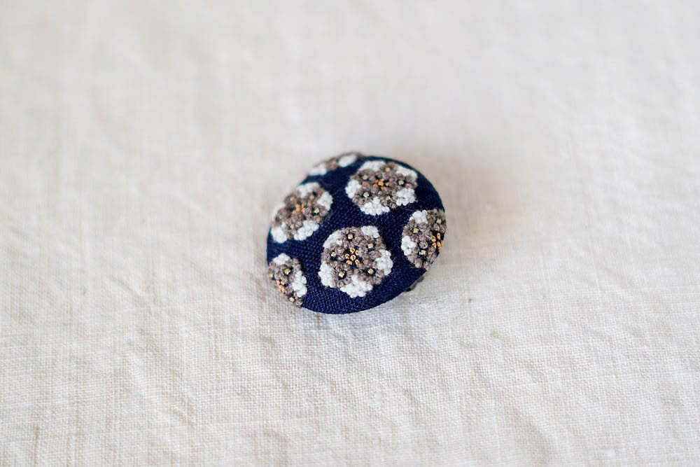 菅間岬 - soji | ウール刺繍ブローチ - 小さな花の集い