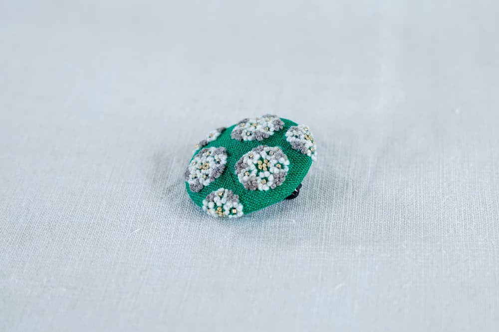 菅間岬 - soji | ウール刺繍ブローチ - 小さな花の集い