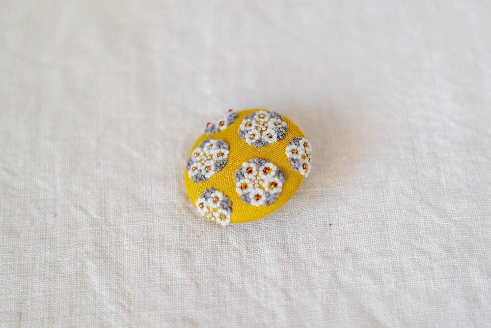 菅間岬 - soji | ウール刺繍ブローチ - 小さな花の集い