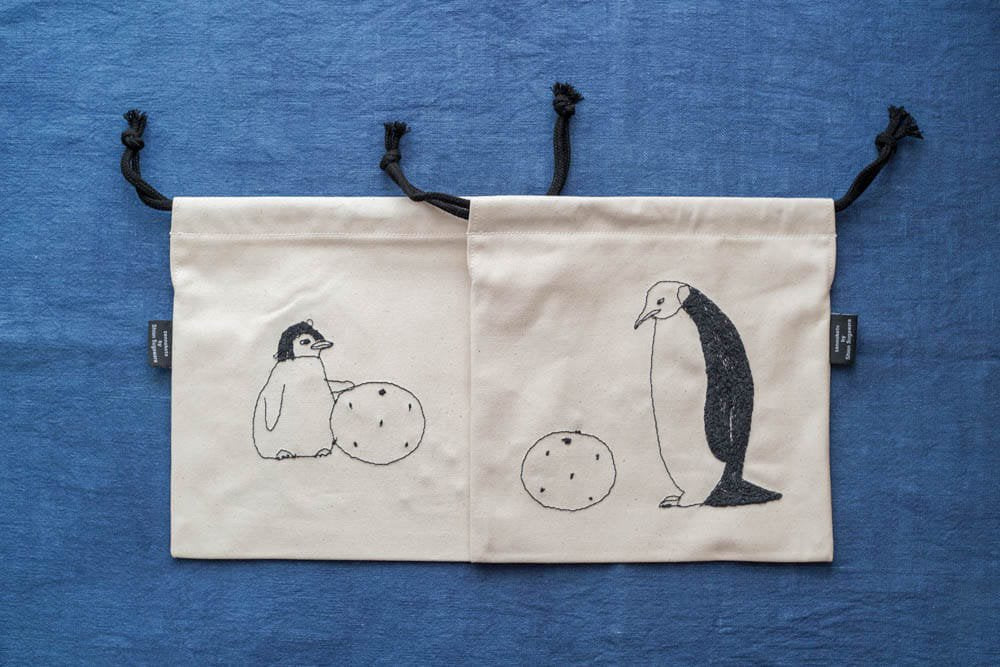 sennokoto by Shion Sugawara | 巾着 - 両面刺繍 親子ペンギン & ミカン