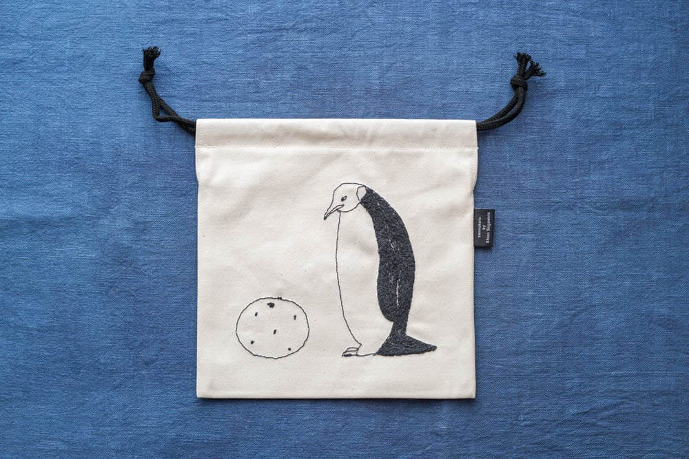 sennokoto by Shion Sugawara | 巾着 - 両面刺繍 親子ペンギン & ミカン