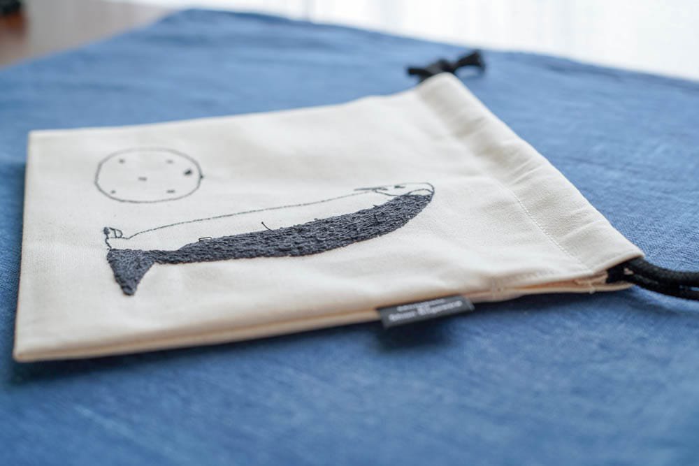 sennokoto by Shion Sugawara | 巾着 - 両面刺繍 親子ペンギン & ミカン