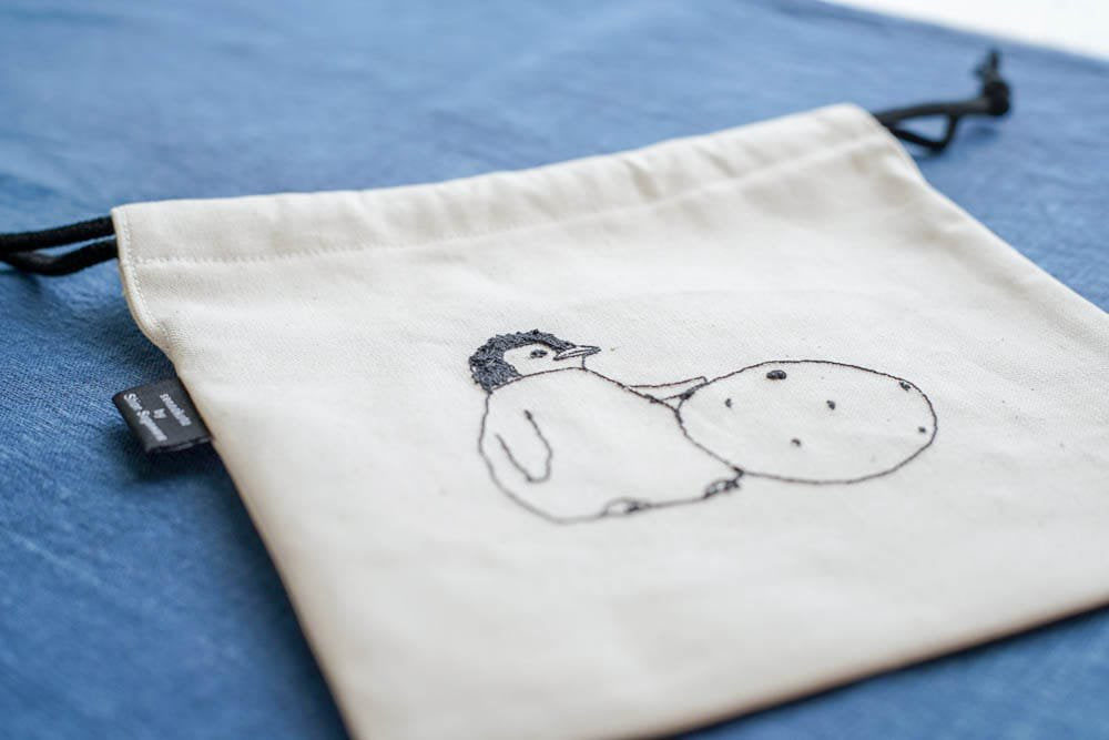 sennokoto by Shion Sugawara | 巾着 - 両面刺繍 親子ペンギン & ミカン