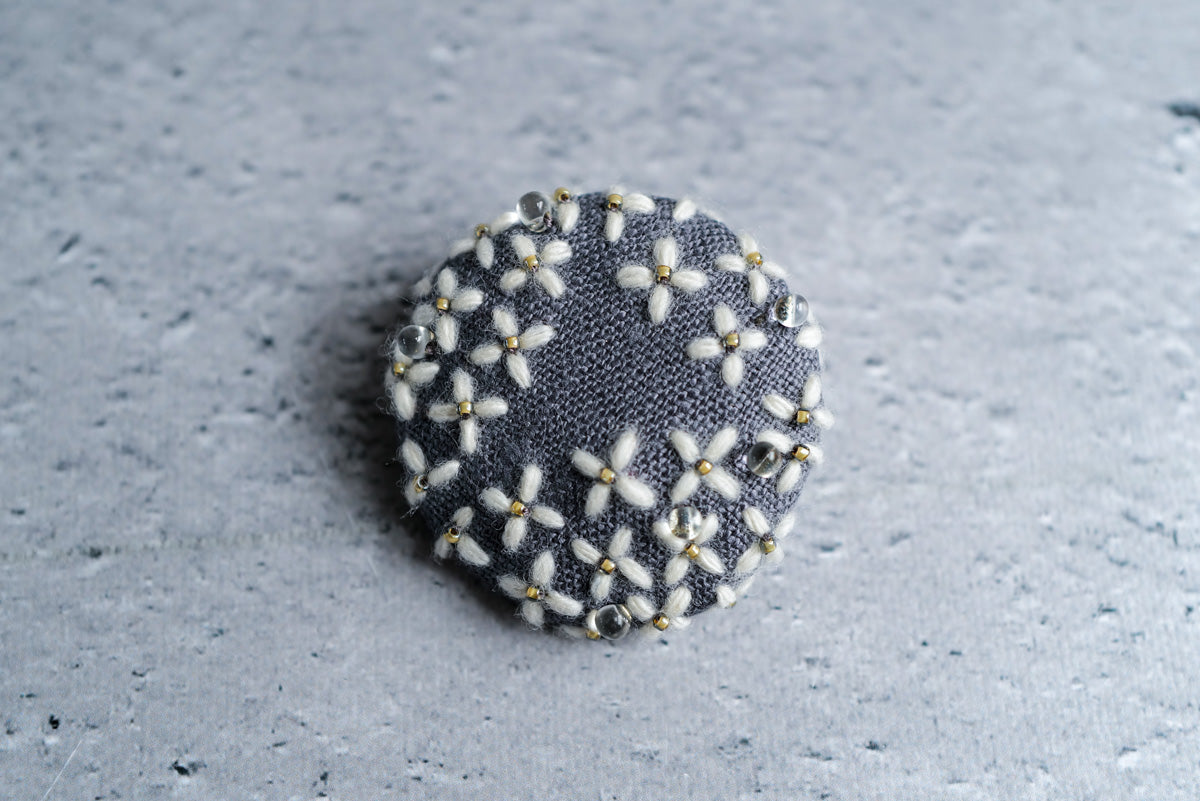 菅間岬 - soji | ウール刺繍ブローチ / 雨上がり