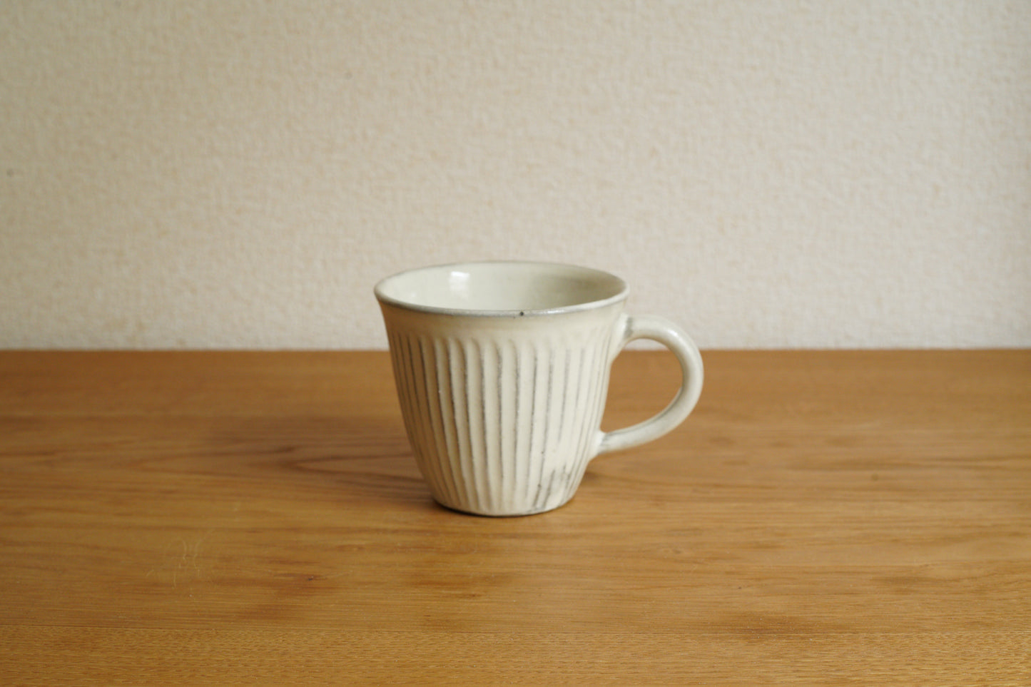 戸津圭一郎 | 粉引 しのぎマグカップ
