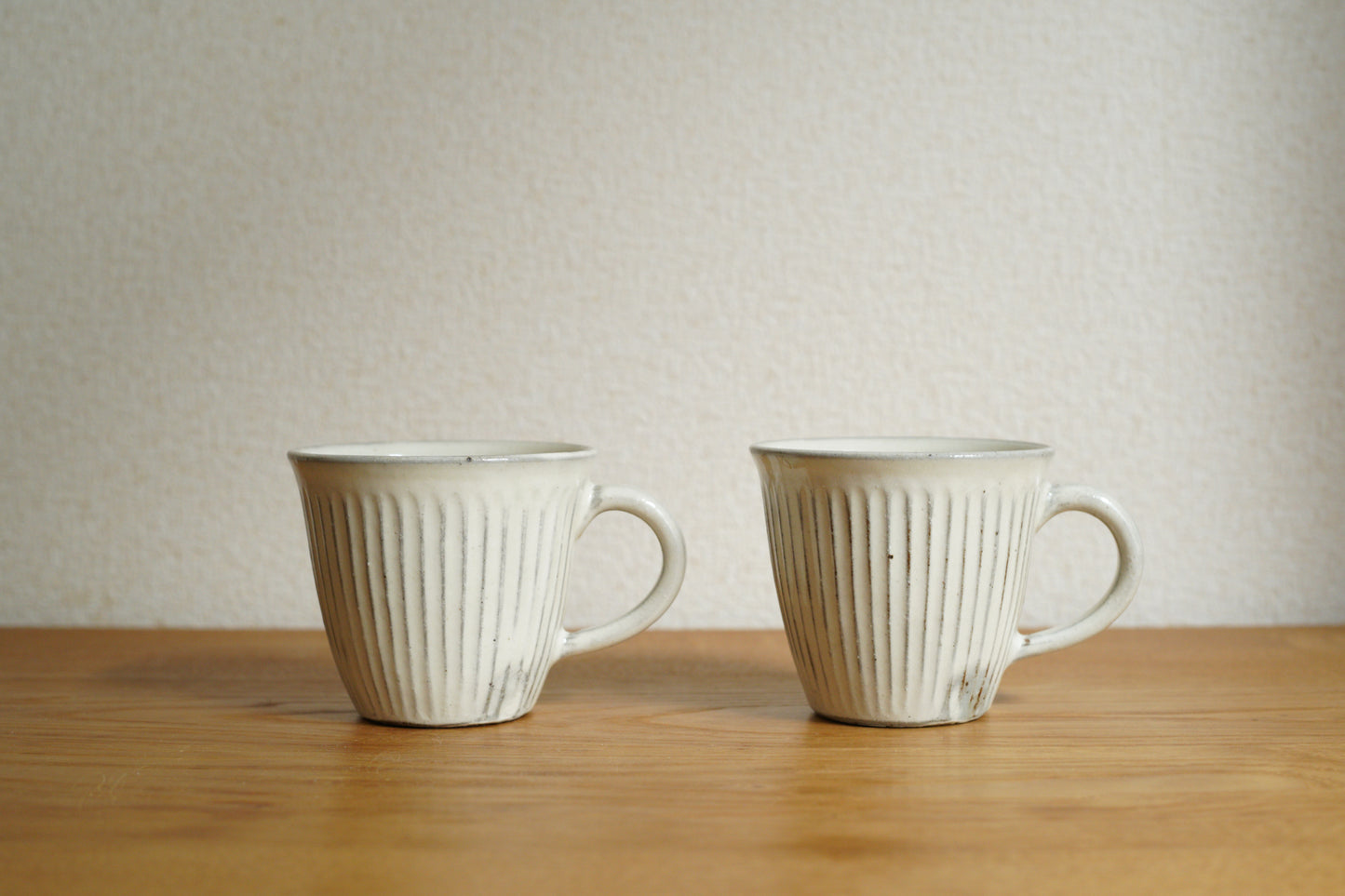戸津圭一郎 | 粉引 しのぎマグカップ