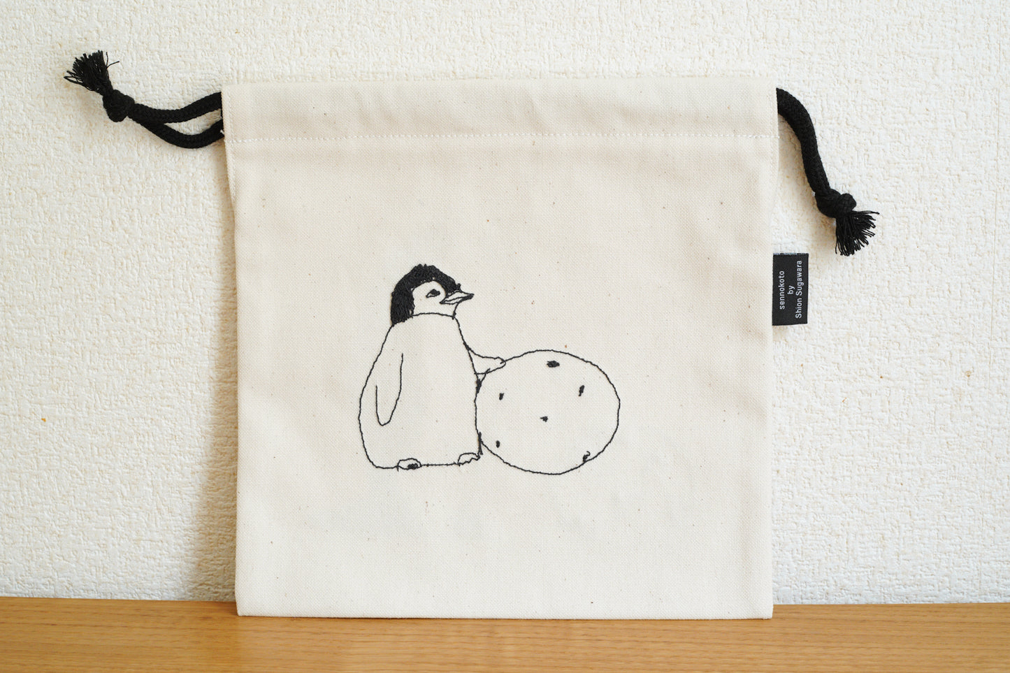 sennokoto by Shion Sugawara | 巾着 両面刺繍 / 親子ペンギン & ミカン