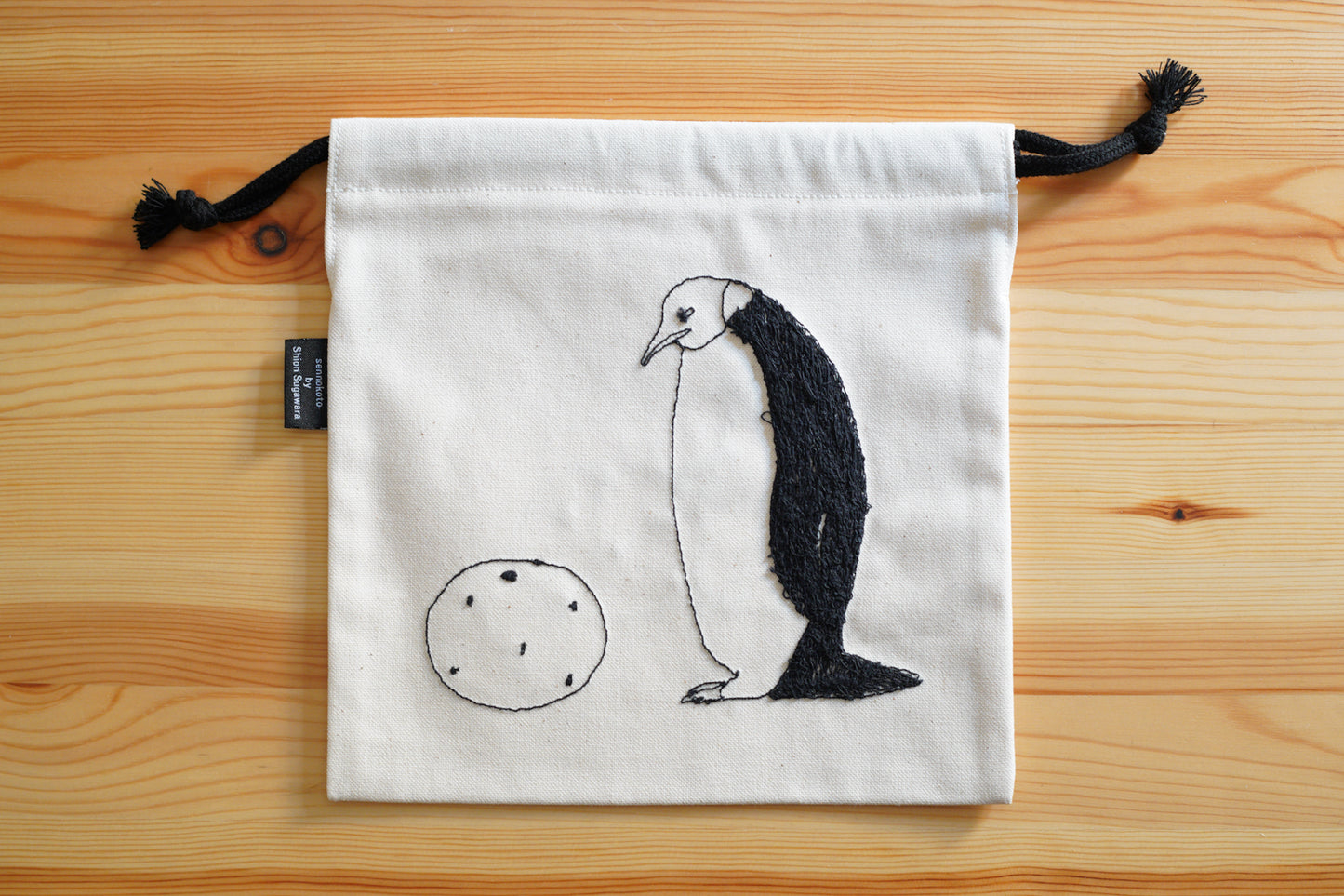 sennokoto by Shion Sugawara | 巾着 両面刺繍 / 親子ペンギン & ミカン