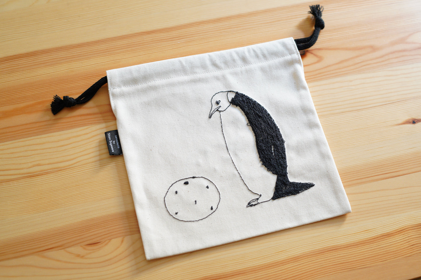 sennokoto by Shion Sugawara | 巾着 両面刺繍 / 親子ペンギン & ミカン