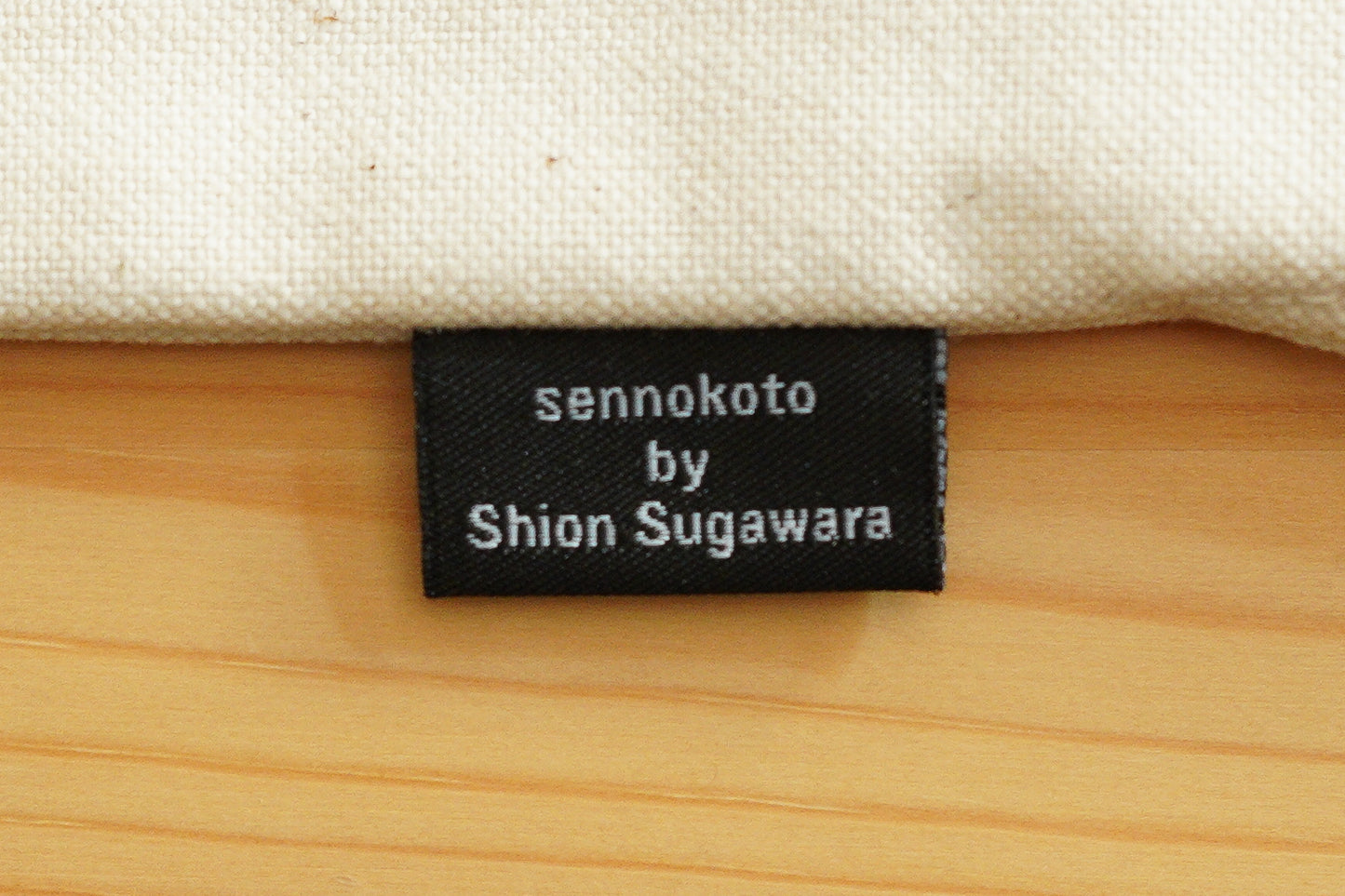 sennokoto by Shion Sugawara | 巾着 両面刺繍 / 親子ペンギン & ミカン