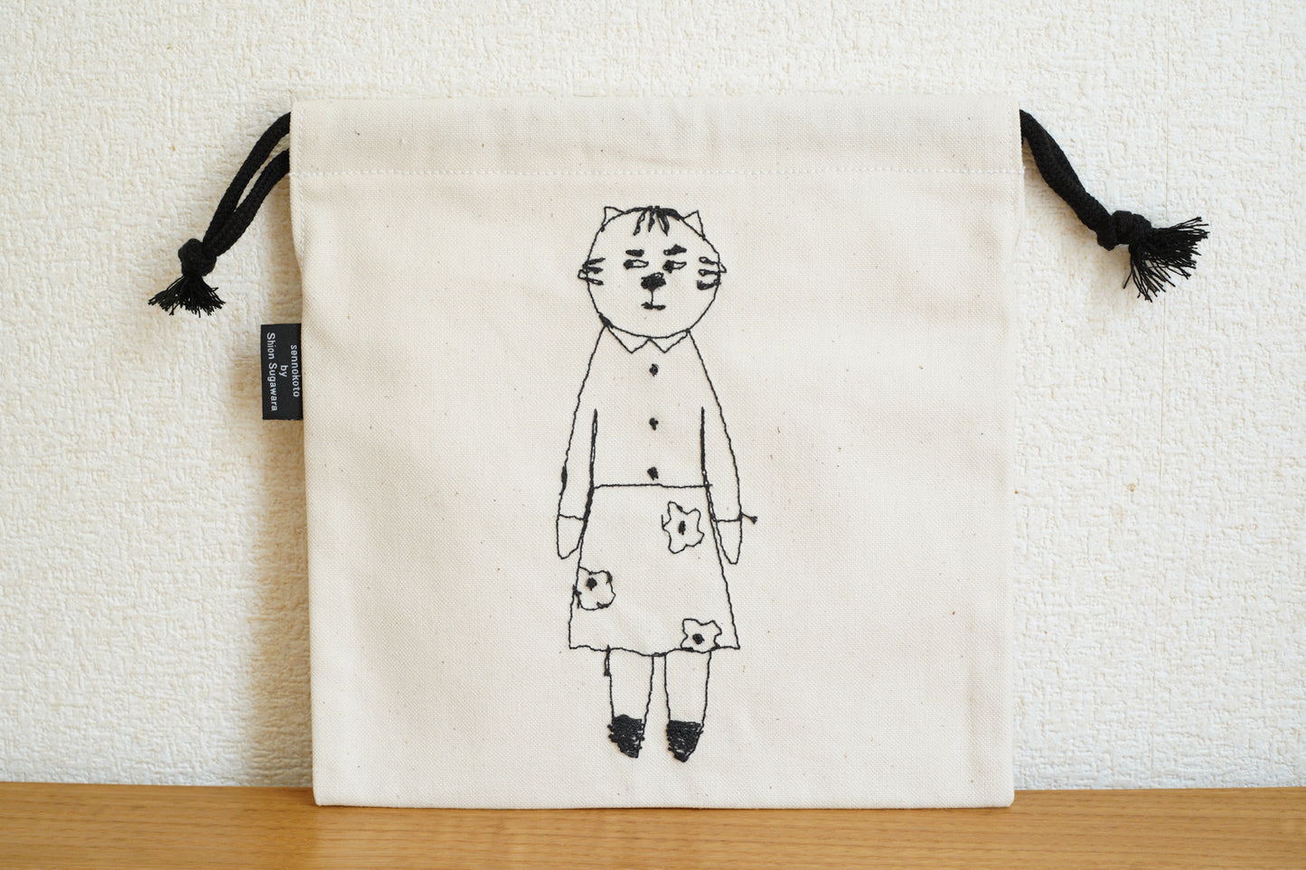 sennokoto by Shion Sugawara | 巾着 両面刺繍 / 花柄ネコ