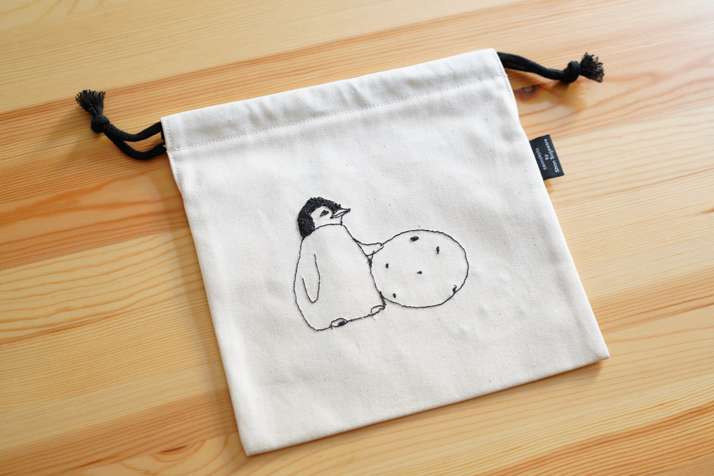 sennokoto by Shion Sugawara | 巾着 両面刺繍 / 親子ペンギン & ミカン