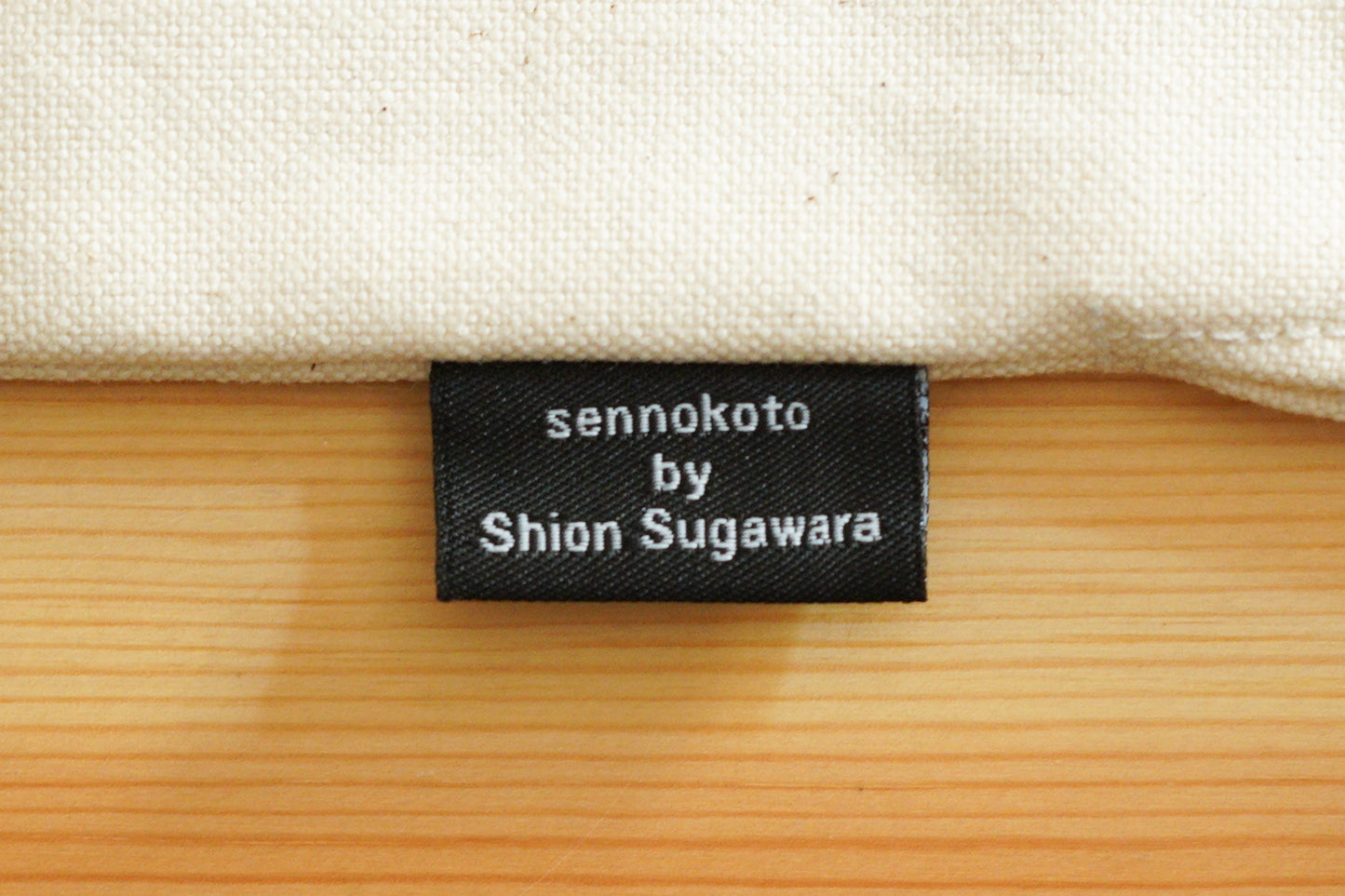 sennokoto by Shion Sugawara | 巾着 両面刺繍 / 花柄ネコ