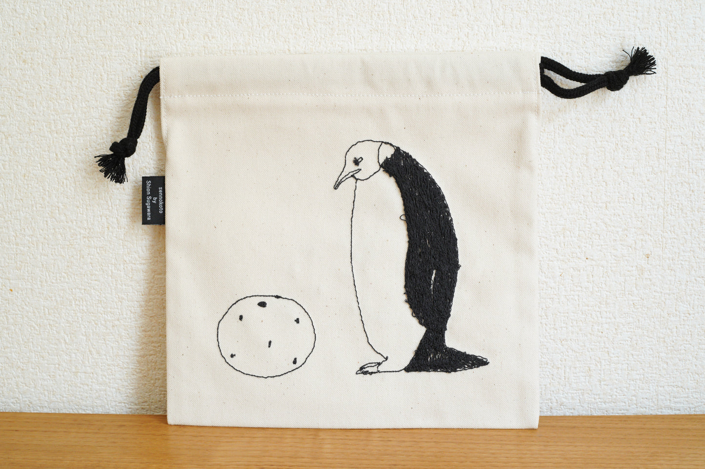 sennokoto by Shion Sugawara | 巾着 両面刺繍 / 親子ペンギン & ミカン