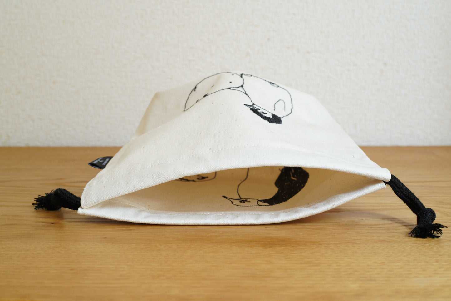sennokoto by Shion Sugawara | 巾着 両面刺繍 / 親子ペンギン & ミカン