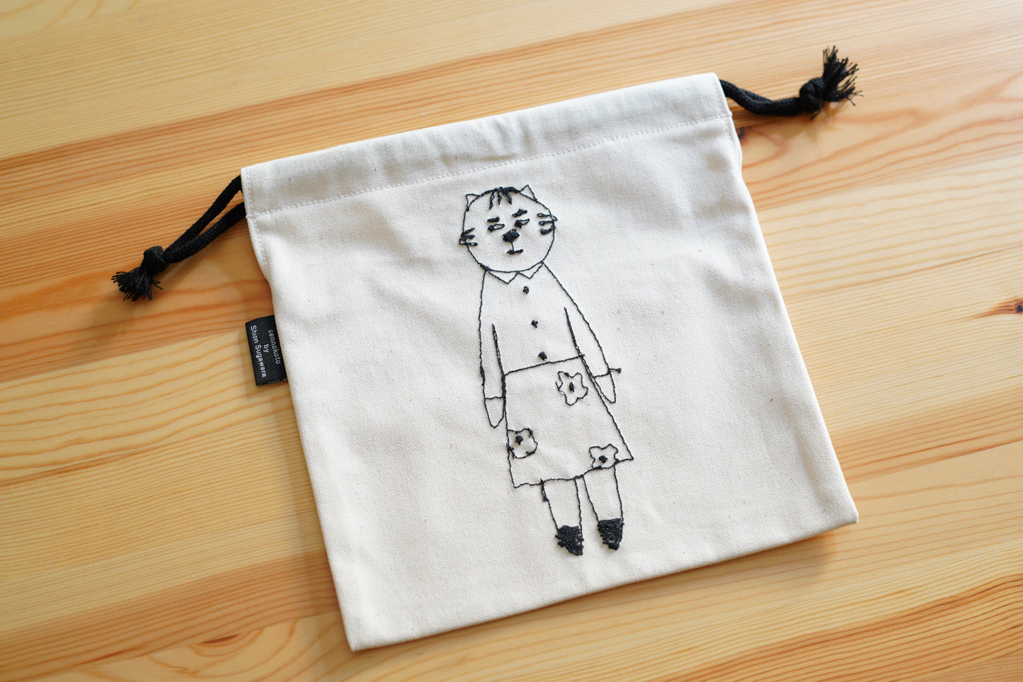 sennokoto by Shion Sugawara | 巾着 両面刺繍 / 花柄ネコ