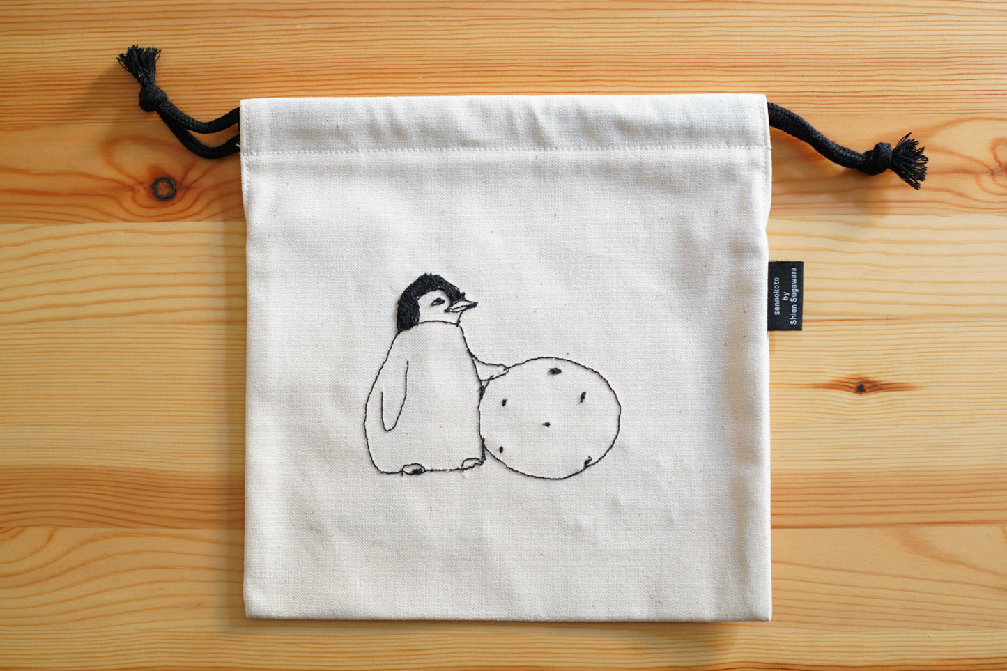 sennokoto by Shion Sugawara | 巾着 両面刺繍 / 親子ペンギン & ミカン