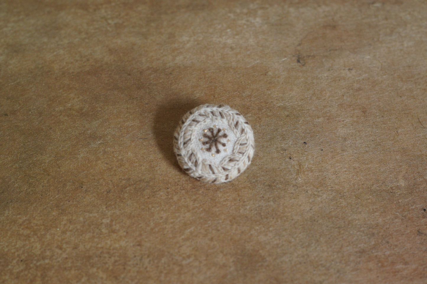 菅間岬 - soji | ウール刺繍ブローチ / honoca / herringbone