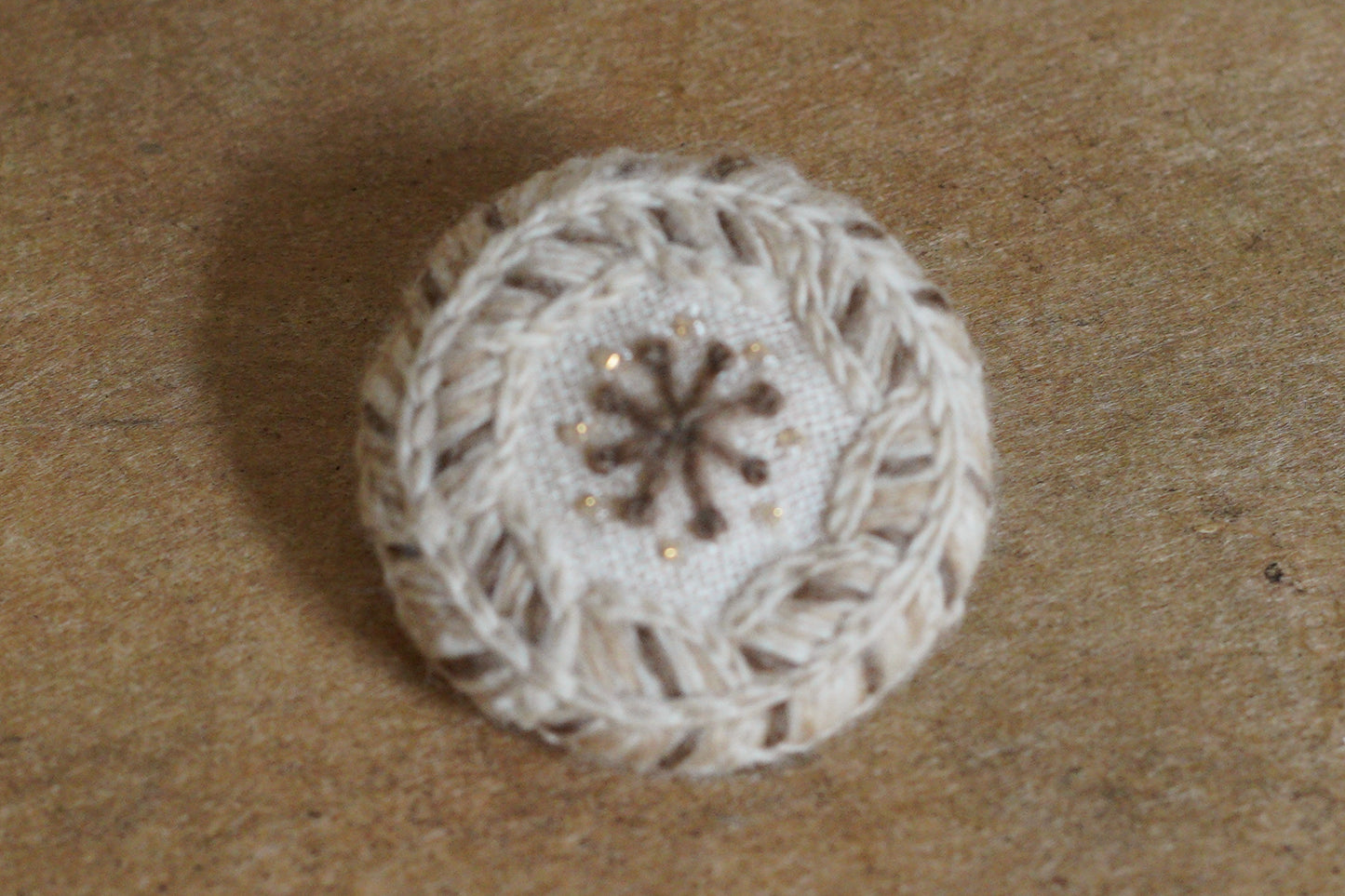 菅間岬 - soji | ウール刺繍ブローチ / honoca / herringbone