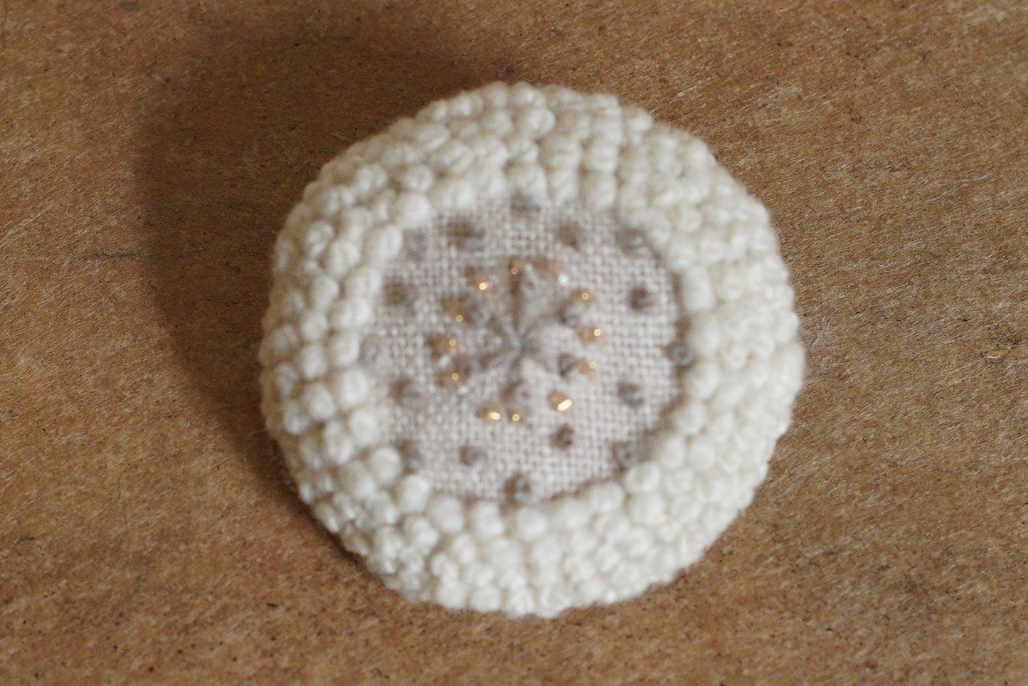 菅間岬 - soji | ウール刺繍ブローチ / honoca / snow