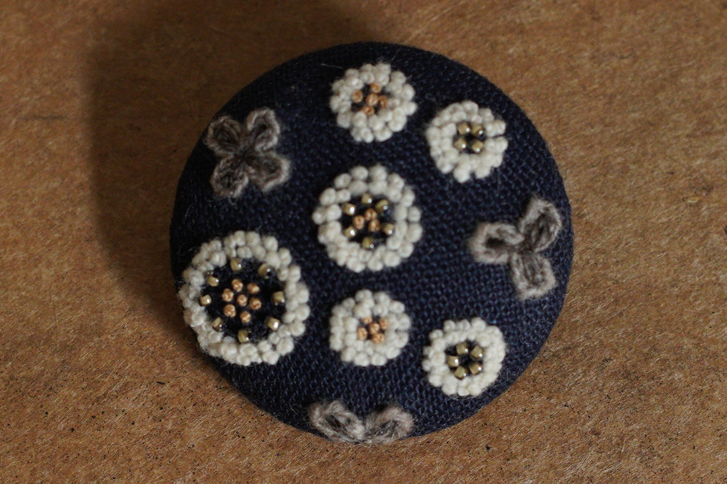 菅間岬 - soji | ウール刺繍ブローチ / いつかの宝探し