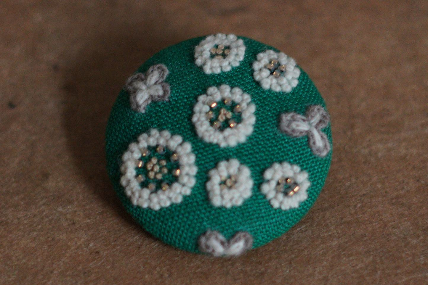 菅間岬 - soji | ウール刺繍ブローチ / いつかの宝探し