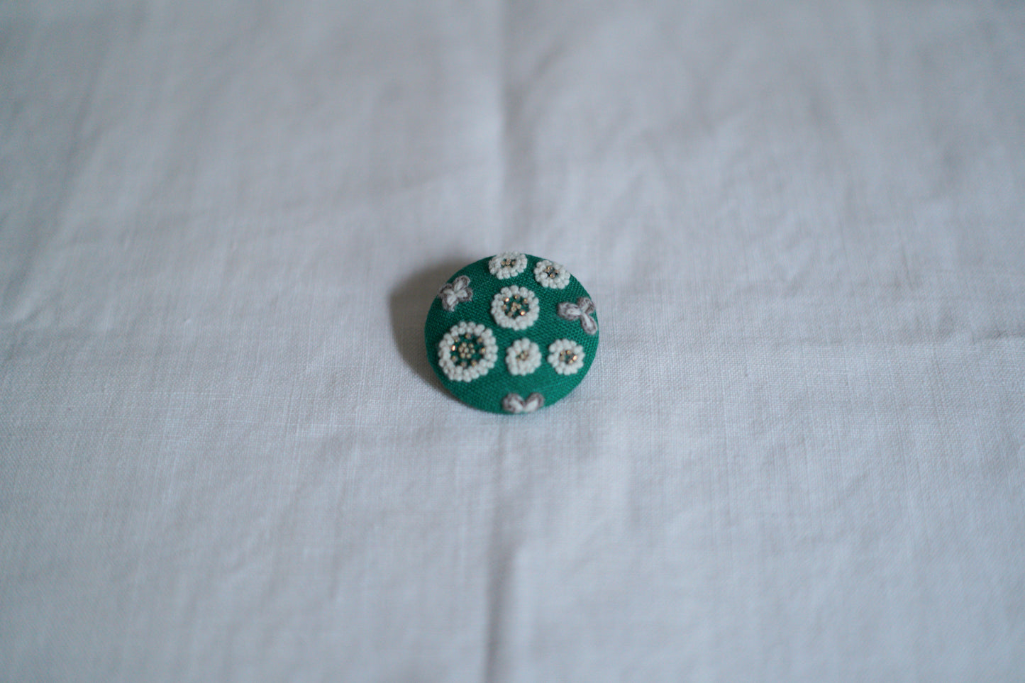 菅間岬 - soji | ウール刺繍ブローチ / いつかの宝探し