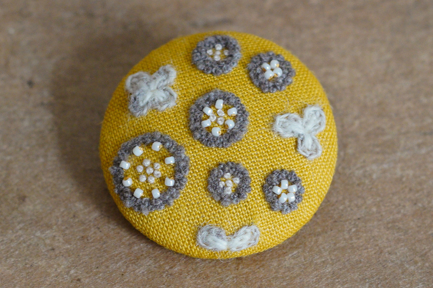 菅間岬 - soji | ウール刺繍ブローチ / いつかの宝探し