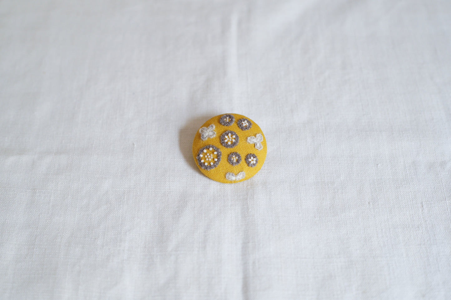 菅間岬 - soji | ウール刺繍ブローチ / いつかの宝探し