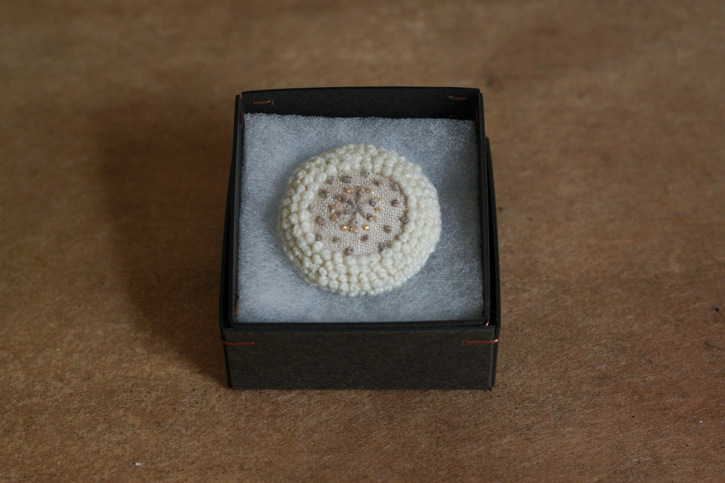 菅間岬 - soji | ウール刺繍ブローチ / honoca / snow